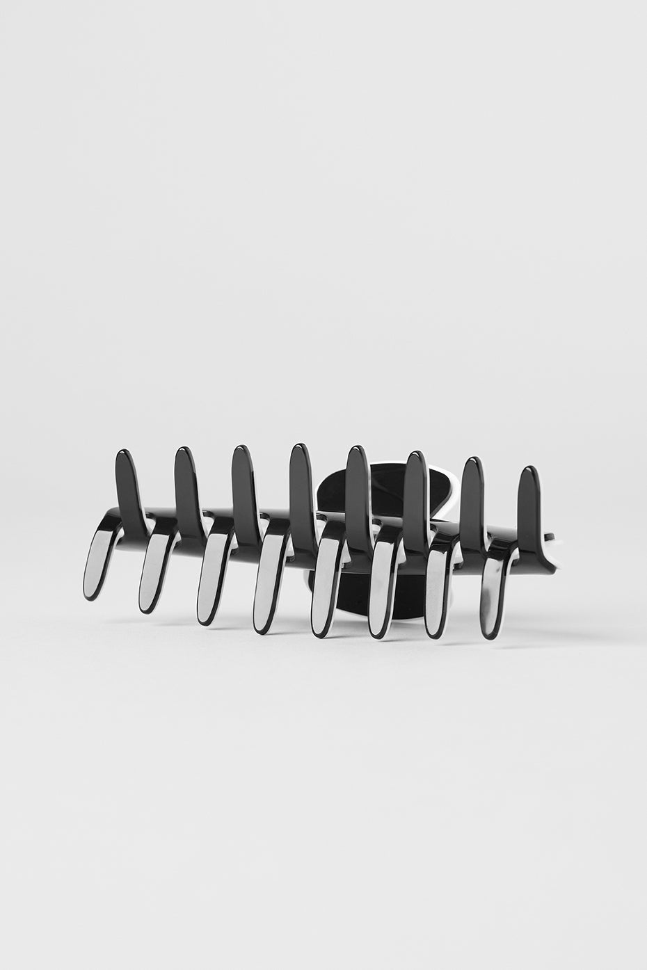 Outline Claw Clip — Black/White