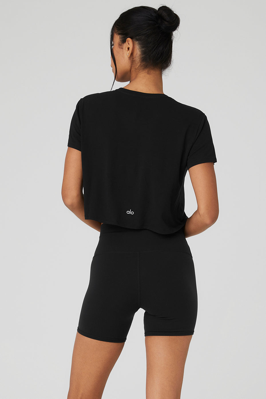 Cropped All Day Shorts‑Sleeve — Black