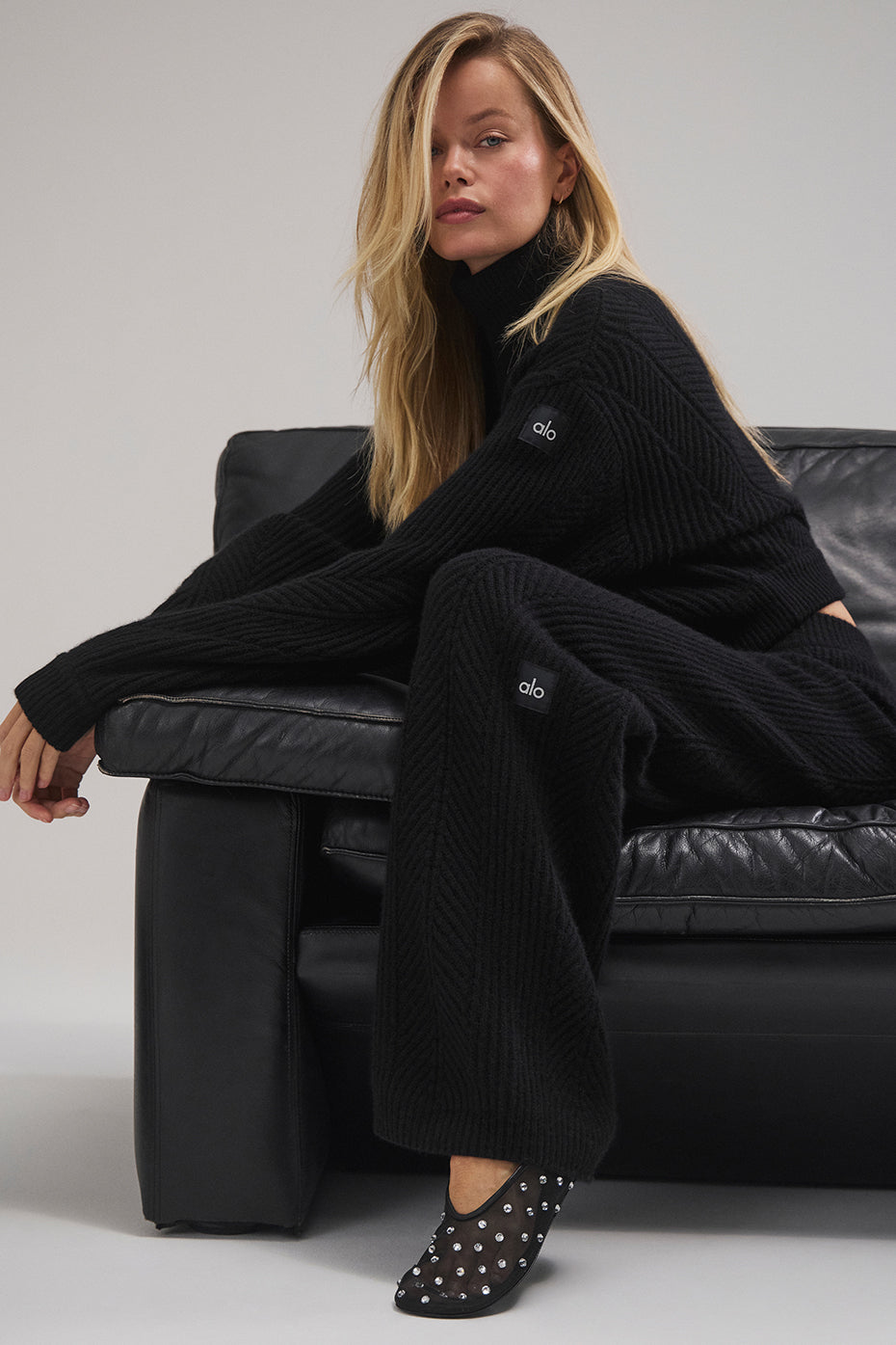 Winter Magic Cashmere Turtleneck — Black