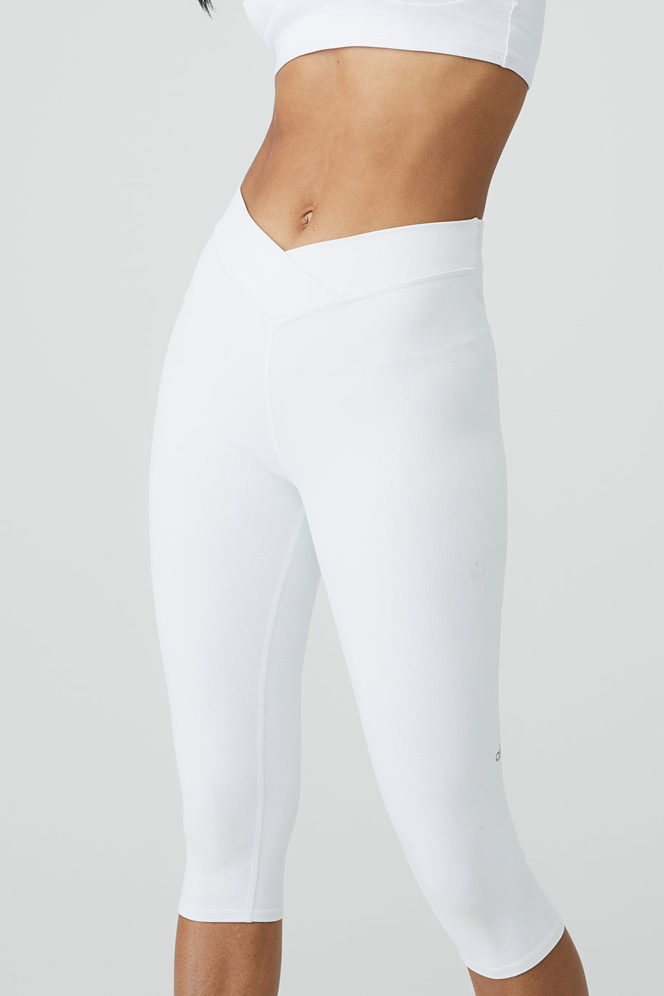 Airbrush V — Cut Define Capri — White